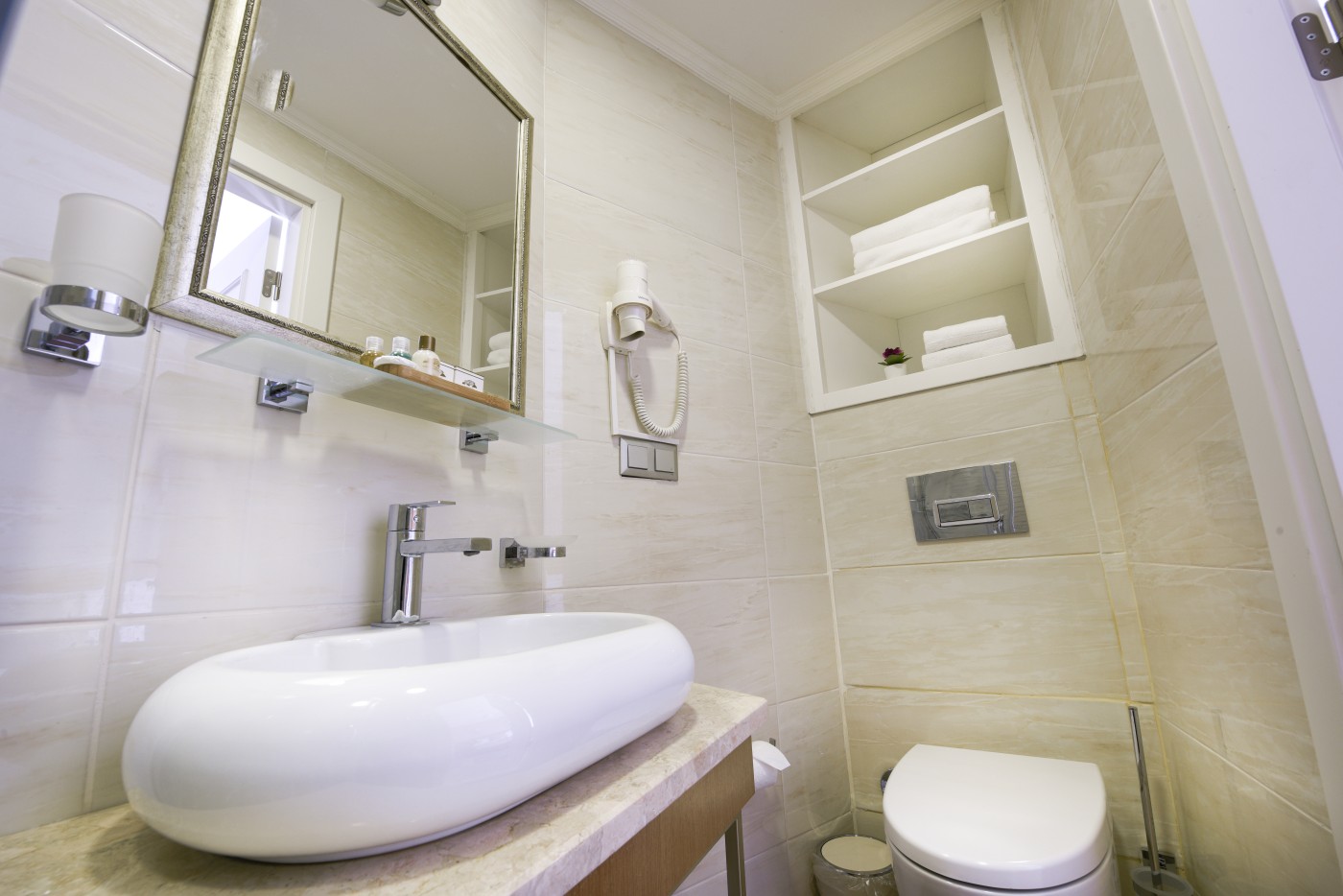 Modern bina oda banyosu, lavabo ve klozet