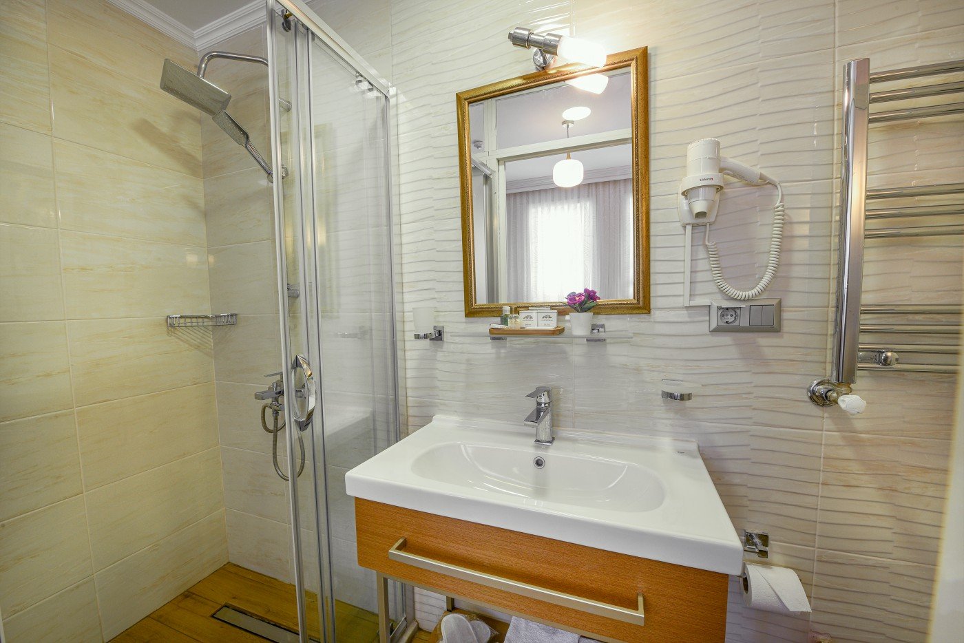 Modern bina oda banyosu, duşakabin ve lavabo