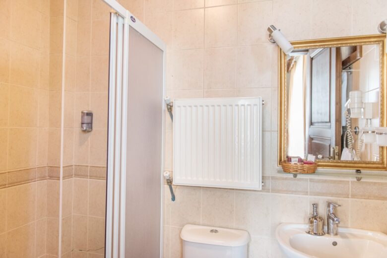 Tarihi bina odası banyosu, duşakabin ve lavabo