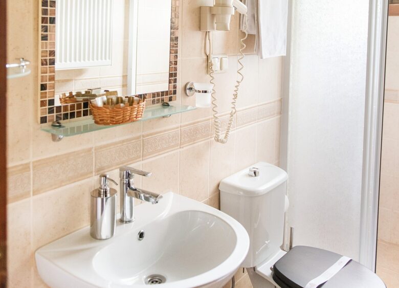 Tarihi bina odası banyosu, lavabo ve klozet